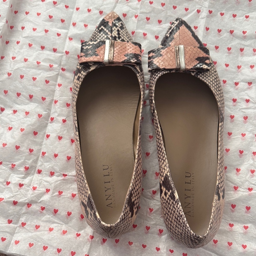 Anyi Lu Women's Snakeskin Flats - Cream and Brown